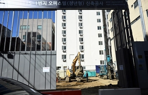 오피스텔 공사… 이웃 담장 동의없이 철거