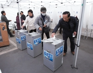 [포토] ‘소중한 한표 행사’… 하남 가나안신협 임원선출 투표소
