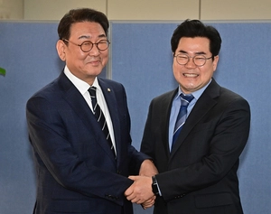 김교흥 출마 포기 민주, 당내 경쟁자 없는 국힘… 박찬대 vs 유정복 매치 유력