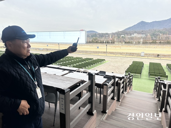 과천시 서울경마공원 보안팀에서 일하는 김성섭(62)씨는 “노동자들 입장에서 경마장 이전은 대량 해고인데, 아무런 논의 없이 정부에서 결정하는 게 비통하다”고 말했다. 2026.2.26 /목은수기자wood@kyeongin.com