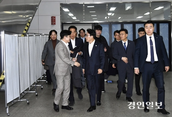 27일 김병수 김포시장이 사우역을 찾은 김민석 국무총리에게 김포골드라인 혼잡도 등 교통 문제를 설명하고, 해결책으로 5호선 김포연장 예타 통과를 요청하고 있다. 2026.2.27 /김포시 제공