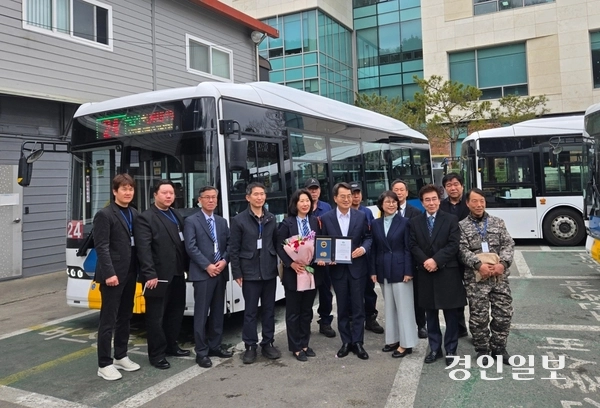 27일 용인 마을버스 차고지에서 마을버스 기사 이시영씨가 김동연 경기도지사로부터 표창을 받고 있다. 이 씨는 지난해 3월 마을버스 안에서 의식을 잃고 쓰러진 중국인 유학생을 구해 국내외 언론에 소개됐다. 2026.2.27 /김태강 기자 think@kyeongin.com