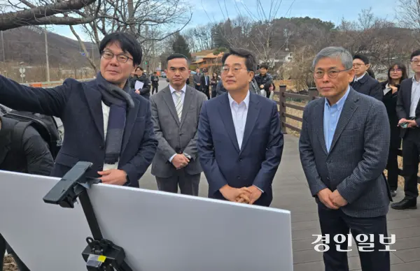 27일 용인 처인구 이동읍 일원 지방도 321호선 도로 확포장공사 예정지에서 김동연 경기도지사가 김용관 삼성전자 사장(오른쪽 첫번째), 박호현 SK하이닉스 부사장(왼쪽 두번째)과 함께 현장을 둘러보고 있다. 2026.2.27 /김태강 기자 think@kyeongin.com
