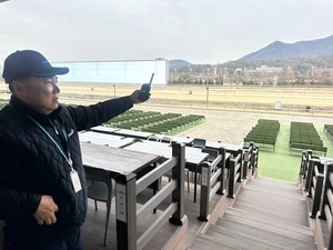 “경마장 옮기면 일자리 잃는 셈”… 한숨 쉬는 저임금 노동자들