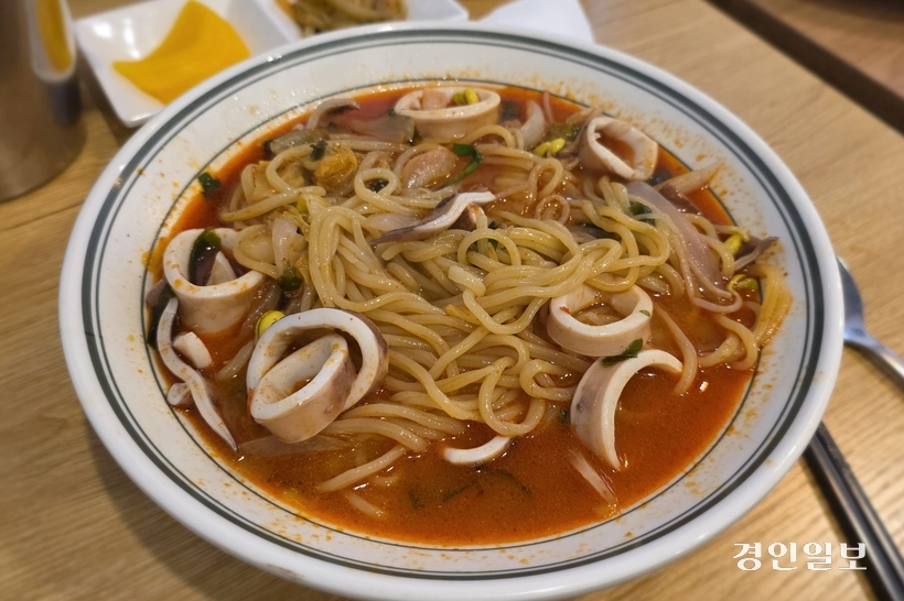 하얀 짬뽕은 금세 빨간 짬뽕이 됐다. /황성규기자 homerun@kyeongin.com
