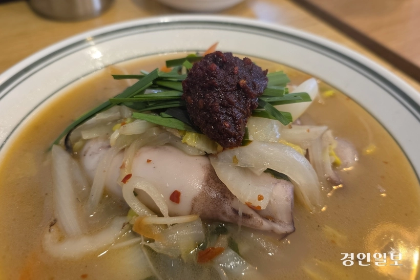 고추기름 베이스의 칼칼한 라조장을 국물에 풀어 맛을 바꿀 수 있다. /황성규기자 homerun@kyeongin.com