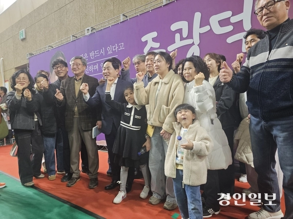 주광덕 남양주시장 북콘서트 포토존에서 시민들이 주 시장과 사진을 찍고 있다. 2026.2.28 남양주/이종우기자 ljw@kyeongin.com