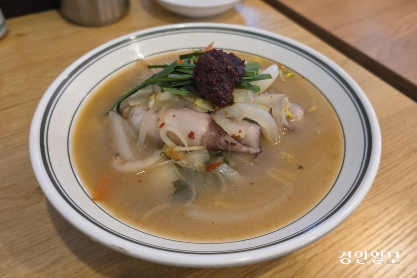 짬뽕 국물 속에는 오징어 두 마리가 숨어 있고 그 위로 백짬뽕의 변신을 도울 라조장 한 뭉텅이가 올려져 있다. /황성규기자 homerun@kyeongin.com