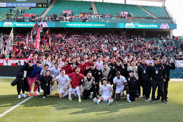 K리그1 승격팀 부천FC 1995가 1일 전주월드컵경기장에서 열린 전북현대와의 하나은행 K리그1 1라운드 경기에서 3-2 역전승을 거두고 기념촬영을 하고 있다. 2026.3.1 /한국프로축구연맹 제공