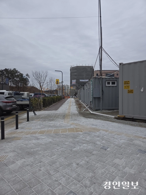 중리 초등학교 통학로가 일부 개선되고 있지만 진입 할수록 공사현장을 통과해야 하는 구간이 늘어 학생들이 통학의 어려움이 예상되고 있다. 2026.2.25  이천/서인범 기자 sib@kyeongin.com