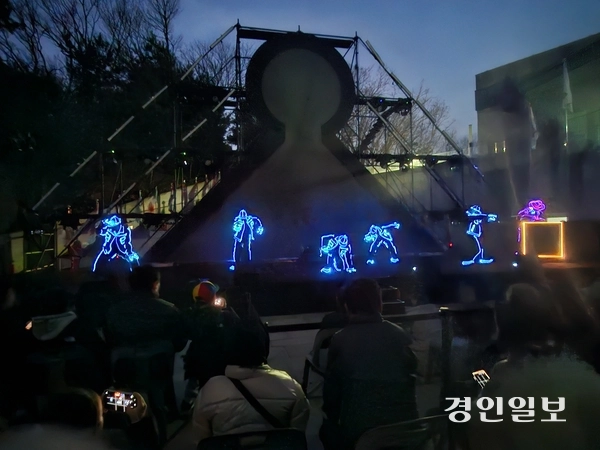 28일 애기봉평화생태공원에서 열린 정월대보름 ‘만월성원’ 행사에서 LED 빛을 활용한 특별공연이 펼쳐지고 있다. 2026.2.28 /김연태기자 kyt@kyeongin.com
