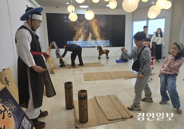 28일 애기봉평화생태공원에서 열린 정월대보름 행사 ‘만월성원’을 찾은 어린이들이 전통놀이를 체험하고 있다. 2026.2.28 /김연태기자 kyt@kyeongin.com