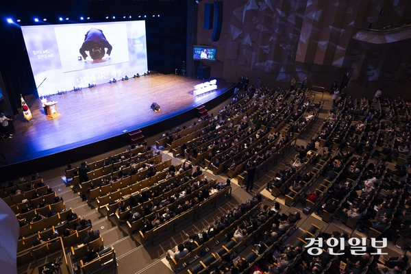 김동연 경기도지사가 2일 수원 경기아트센터에서 출판기념회를 열고 인삿말 도중 더불어민주당 당원들을 향해 사과의 뜻을 담은 큰 절을 올렸다. 2026.3.2/독자 제공