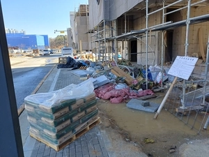 이천 중리초 공사판 첫 등교 ‘아찔’… 인도 미확보·불법주차·현수막 난립