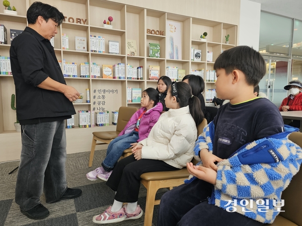 정약용도서관 휴먼북 라이브러리에서 초등학생을 대상으로 ‘장난감이 들려주는 마술 같은 이야기’ 공연이 펼쳐지고 있다. 2026.2.26 남양주/이종우기자 ljw@kyeongin.com