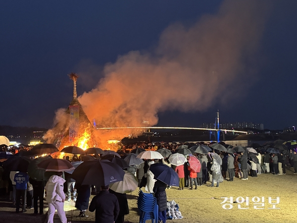 여주사랑시민연합(대표·박호천)은 지난 2일 남한강변 달맞이광장에서 정월대보름을 맞아 풍년과 건강, 행복, 행운, 액땜을 기원하는 ‘2026 여주남한강 대보름 달집태우기 축제’를 성황리에 개최했다. 이충우 여주시장은 행사에 참석한 시민들과 관광객들에게 감사 인사를 전하며 “비가 오는 가운데에도 그동안의 어려움을 달집에 태워 보내고 새해에는 건강과 행복, 풍년이 가득하길 바란다”고 기원했다. 여주/양동민기자 coa007@kyeongin.com