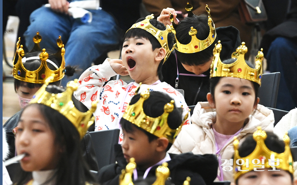 3일 수원시 장안구 대평초등학교에서 열린 입학식에서 왕관을 쓴 한 신입생이 하품을 하고 있다. 2026.3.3 /최은성기자 ces7198@kyeongin.com