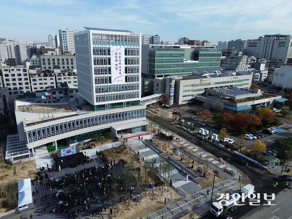 수원시의원의 가족이 수원시 공직유관단체에서 일하는 것으로 드러나 이해 충돌 논란이 일고 있다. 사진은 수원시의회 신청사 전경. /경인일보DB