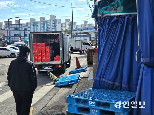 3일 중동 정세 혼란 속 유가 상승이 이어진 가운데 수원 농수산물도매시장 인근 한 도매업체. 2026.3.3 /김지원기자 zone@kyeongin.com