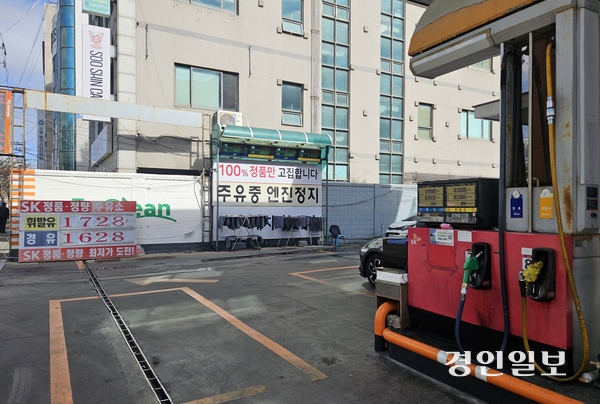 3일 중동 정세 혼란 속 유가 상승이 이어지며 도내 주유소 휘발유 가격이 1천700원 선을 돌파했다. 2026.3.3 /김지원기자 zone@kyeongin.com