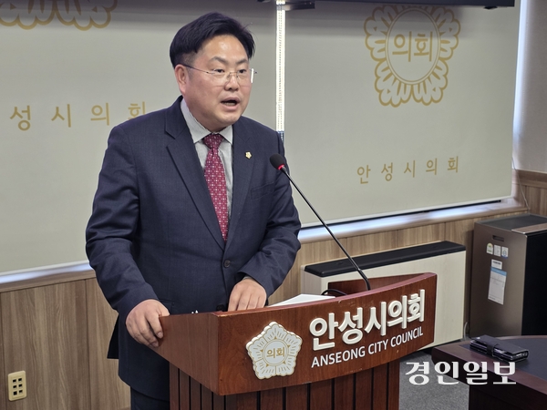 국민의힘 최호섭 안성시의원이 3일 의회 소통회의실에서 기자회견을 열고, 오는 6월 지방선거 기초의원 다선거구에 출마를 선언했다. 2026.3.3 안성/민웅기기자 muk@kyeongin.com