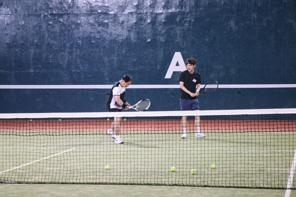 ‘제1호 휴먼북’ 주광덕 남양주시장이 청년 테니스 클래스에서 수업에 참가한 청년에게 테니스 치는 법을 가르치고 있다. /남양주시 제공