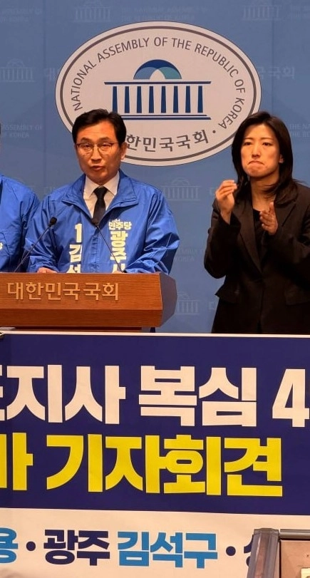 지난 24일 김석구 경기 광주시장 예비후보가 국회소통관에서 ‘이재명 경기도정의 혁신․통합․실용 정신을 계승하는 정책협약식’ 기자회견을 갖고 도내 3개 지자체 예비후보들과 정책 협약을 맺었다. /김석구 예비후보 제공
