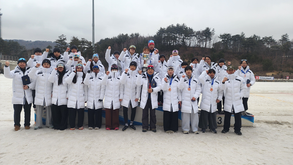 경기도 바이애슬론이 전국동계체육대회에서 창립 36년 만에 사상 첫 종목우승 3연패를 이뤄내고 종목 우승 트로피를 들고 기념촬영을 하고 있다. /경기도바이애슬론연맹 제공