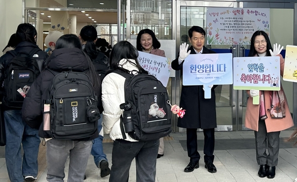 3일 새로 부임한 심상웅 광주하남교육지원청 교육장이 하남에 신설된 한홀중학교를 찾아 학생들에게 입학 축하인사를 건네고 있다. 2026.3.3 /광주하남교육지원청 제공