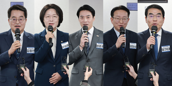(왼쪽부터) 김동연 경기도지사, 추미애, 한준호, 권칠승 국회의원, 양기대 전 국회의원. /연합뉴스