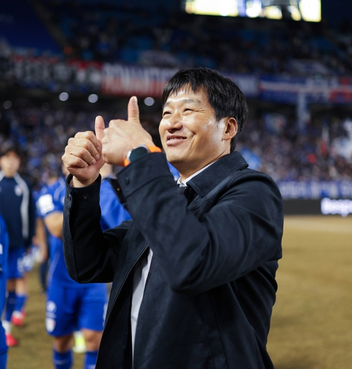 K리그2 이정효 감독이 지난달 28일 수원월드컵경기장에서 열린 서울이랜드와의 하나은행 K리그2 2026 1라운드 경기에서 2-1 승리를 거두고 팬들의 응원에 호응하고 있다. 2026.2.28 /한국프로축구연맹 제공