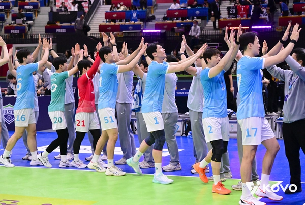 2일 수원 한국전력과 6라운드 경기에서 승리한 인천 대한항공 점보스. /KOVO 제공