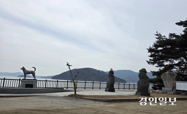 강화에서 떠난 삼별초군을 기리는 삼별초군호국항몽유허비 앞에는 진도를 대표하는 진돗개상과 제주도를 상징하는 돌하르방이 함께 세워져 있어 독특한 공간미를 연출한다. 2026. 2. 26 /정진오기자 schild@kyeongin.com