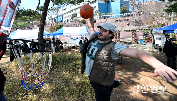 4일 수원시 영통구 아주대학교에서 열린 동아리 박람회에서 외국인 유학생이 농구 동아리 체험을 하고 있다. 2026.3.4 /최은성기자 ces7198@kyeongin.com
