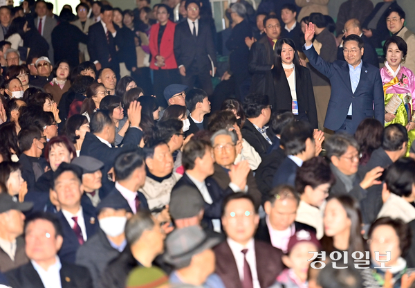유정복 인천시장이 4일 인천 연수구 선학체육관에서 가진 ‘I-MAGAZINE’ 출판기념회에서 참석자들에게 손을 들어 인사하며 입장하고 있다. 2026.3.4 /김용국기자 yong@kyeongin.com