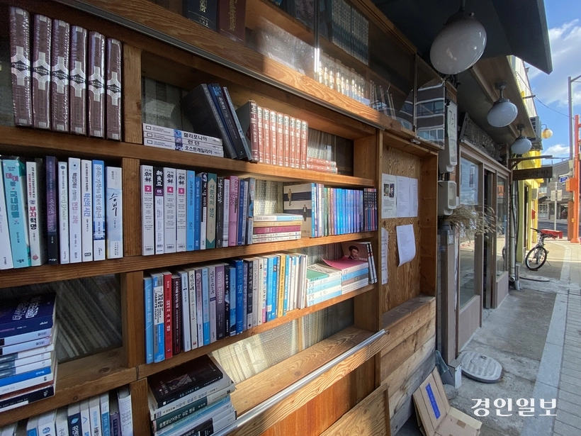 인천시가 ‘사회문화적 가치’와 ‘시민 공감대’를 기준으로 17개 유·무형의 유산을 인천지역유산으로 선정했다. 사진은 인천지역유산에 선정된 배다리헌책방 골목의 모습. 2025.12.25 /조재현기자 jhc@kyeongin.com