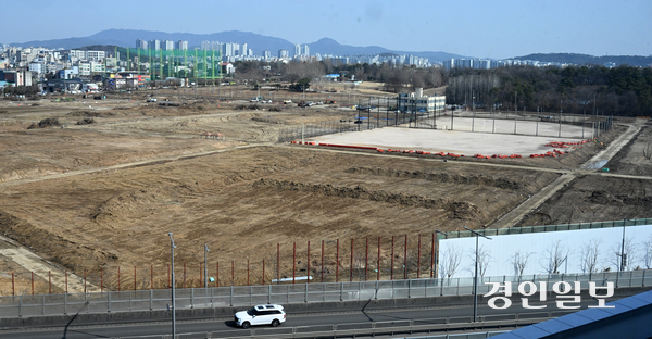 수원시가 심혈을 기울여 추진하는 ‘탑동 이노베이션밸리’ 사업이 고분양가로 미분양 늪에서 헤어 나오지 못하고 있다. 사진은 수원시 탑동 이노베이션밸리 부지 전경. 2026.3.4 /임열수기자 pplys@kyeongin.com