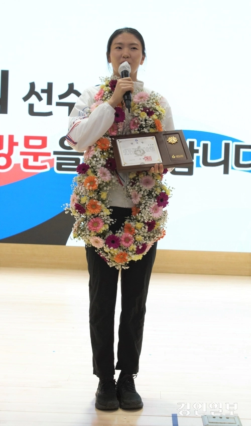 4일 오전 하남시청 대강당에서 2026 밀라노·코르티나담페초 동계올림픽 쇼트트랙 여자 3천m 계주 금메달리스트 심석희 선수가 하남시의 감사장을 받은 뒤 감사의 인사말을 하고 있다. 심 선수는 부모님과 함께 하남 감일신도시에 살고 있다. 2026.3.4 하남/문성호기자 moon23@kyeongin.com