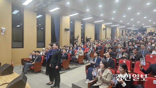 오동현 변호사는 지난 3일 의왕 부곡동 의왕신협 문화센터에서 이소영 국회의원과 김용 전 민주연구원 부원장 등 600여명이 참석한 가운데 출판기념회를 열어 6·3 지방선거에서 더불어민주당 의왕시장 후보로의 출마를 공식화했다. 2026.3.3 의왕/송수은기자 sueun2@kyeongin.com