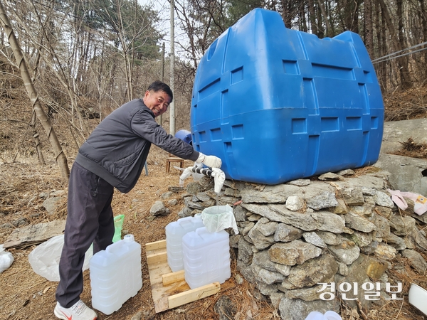 남양주시 수동면 진둔리 영평사 인근에서 수동면 몰골안 작목반원이 고로쇠를 채취하고 있다. 남양주/이종우기자 ljw@kyeongin.com