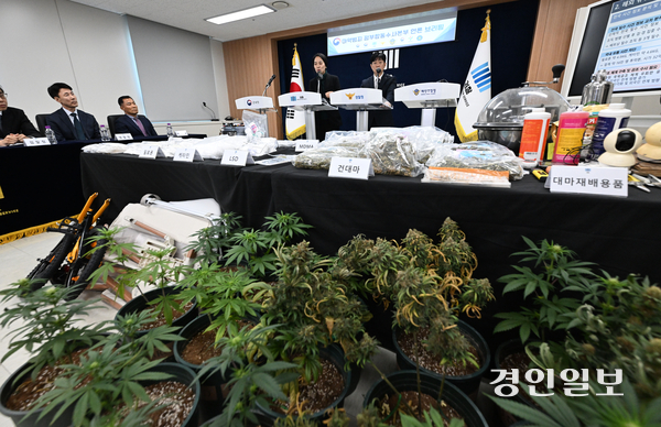 마약범죄 정부합동수사본부가 4일 수원시 영통구 수원지방검찰청에서 출범 100일 기자회견을 진행하고 있다. 마약합수본은 기자회견에서 마약 밀수·유통 등 공급사범 124명을 입건하고 이 중 56명을 구속했다고 밝혔다. 2026.3.4 /최은성기자 ces7198@kyeongin.com