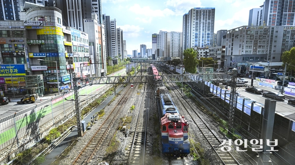 경부선 철도로 인해 도심이 동서로 단절된 안양시 만안구 안양역 인근 구간에 열차가 지나고 있다. /경인일보DB