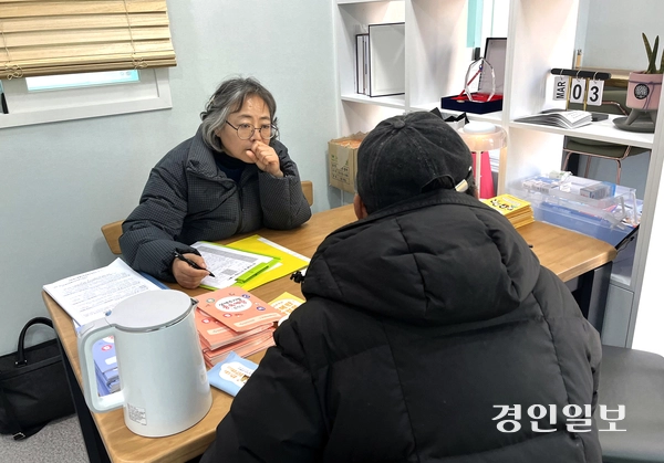 인천 동구 동인천역 북광장에 마련된 건강이룸터에서 한 시민이 ‘알코올 체질 테스트’를 하고 있다. 2026.3.3 /송윤지기자 ssong@kyeongin.com