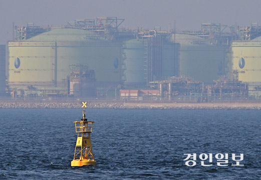 미국과 이스라엘의 이란공습으로 호르무즈 해협이 사실상 봉쇄되면서 액화천연가스(LNG) 가격 상승 우려가 커지고 있다. 국내 최대 규모의 액화천연가스(LNG) 저장능력을 갖추고 있는 한국가스공사 인천생산기지 내 LNG 저장탱크 모습. 2026.3.4 /조재현기자 jhc@kyeongin.com