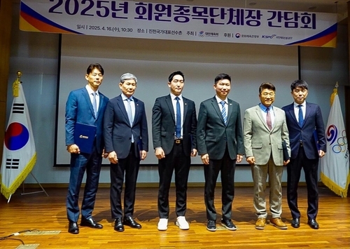 지난 16일 진천선수촌에서 열린 대한체육회 주최 회원종목 단체장 간담회에서 5명의 어드바이저들이 위촉식 후 기념사진을 촬영하고 있다. 사진 왼쪽부터 박상현 행정 어드바이저, 김봉주 대외협력 어드바이저, 김로한 정책 어드바이저, 유승민 체육회장, 김도균 마케팅 어드바이저, 김남진 현장소통 어드바이저. 2025.4.16 /연합뉴스