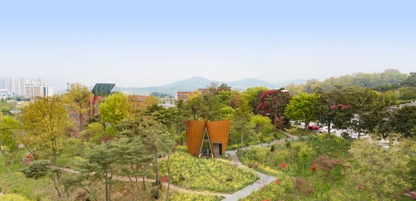 전주대학교 교정의 언덕에 ‘숲속 초막 셋’이 설치돼 있다. /전주 건축사협회 제공