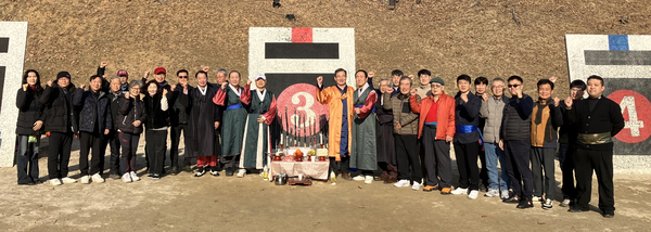 수원 연무정 소속 회원들이 지난달 28일 수원 화성 내 동장대에서 과녁제를 치른 뒤 기념촬영을 하고 있다. 2026.2.28 /수원 연무정 제공