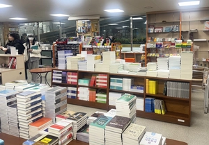 [경인 Pick] 개강 첫주, 썰렁한 대학 서점