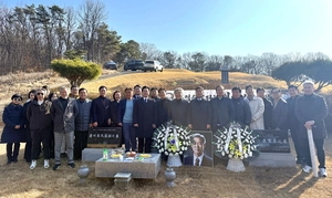 故 최기선 전 인천시장 8주기… 60여명 추모 발길