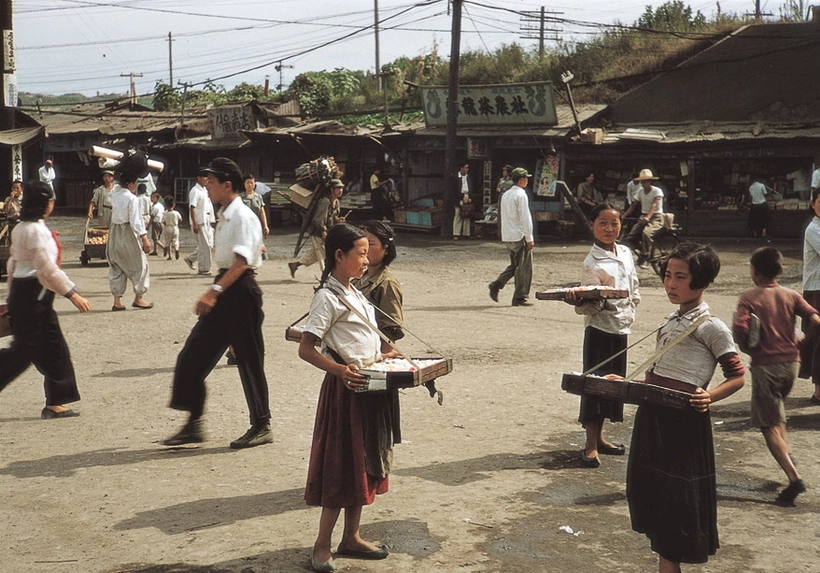 한국전쟁이 끝나는 해인 1953년 당시로 추정되는 배다리 일대의 풍경. 전쟁 당시에도 배다리 일대는 피난민들이 몰려 배다리 시장 일대에 활기가 돌았다. /인천 동구 제공